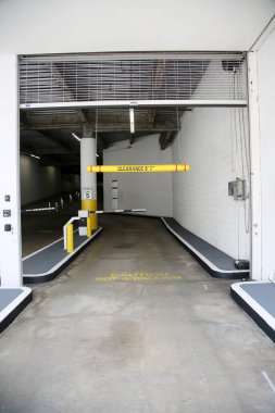 Halka açık otopark. Umumi bir otopark girişi. Garajdaki park yerinin parasını öde. Otopark.