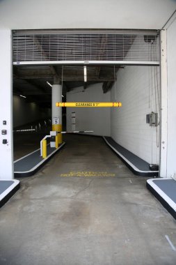 Halka açık otopark. Umumi bir otopark girişi. Garajdaki park yerinin parasını öde. Otopark.