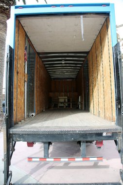 Santa Ana, California - ABD - 25 Şubat 2021: Corona Bira kamyonu bir mahalle barına bira teslimatı yapıyor. Corona Birası dünya çapında bira içen insanlar tarafından sevilir. Sadece Düzenleyici Kullan.