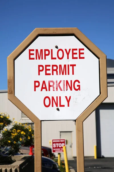 Zaměstnanec Povolení Pouze Parkování Znamení Pouze Pro Parkování Zaměstnanců Parkoviště — Stock fotografie