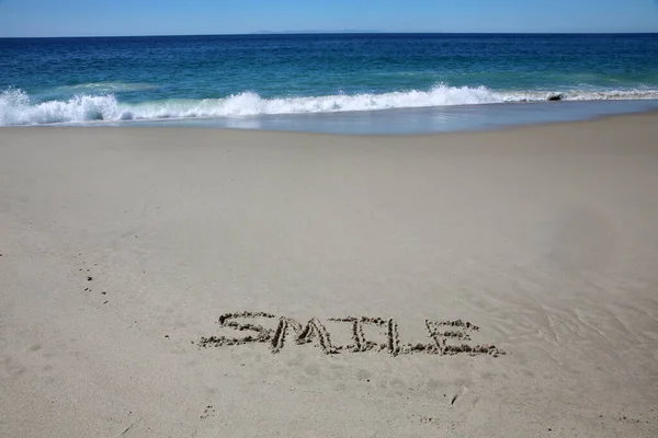 Smile Written Sand Beach Message Handwritten Smooth Sand Beach — Stockfoto
