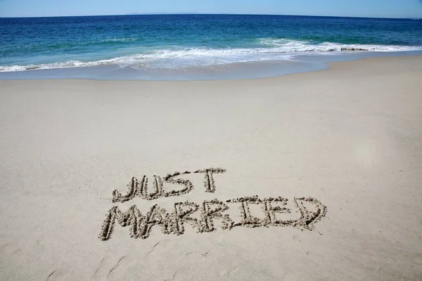 Just Married Written Sand Beach Message Handwritten Smooth Sand Beach — Stok fotoğraf