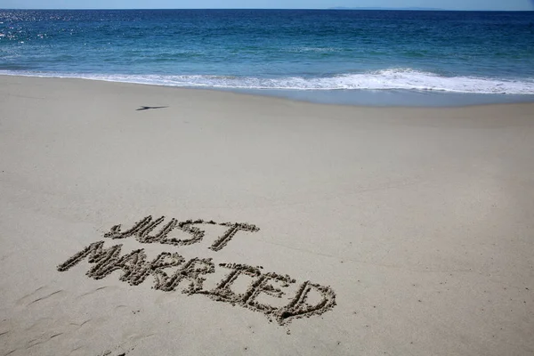 Just Merried Written Sand Beach Message Handwritten Smooth Sand Beach — стоковое фото