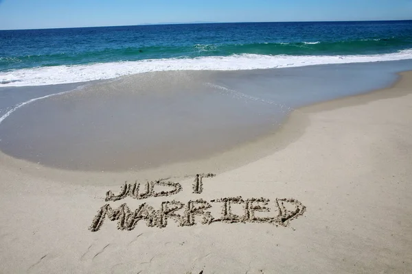 Just Married Written Sand Beach Message Handwritten Smooth Sand Beach — ストック写真