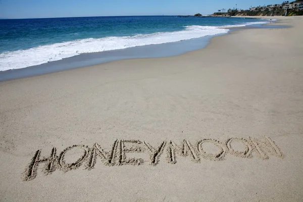 Hoheymoon Written Sand Beach Message Handwritten Smooth Sand Beach — Stockfoto