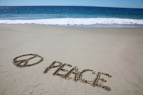 Peace Written Sand Beach Message Handwritten Smooth Sand Beach — Stockfoto