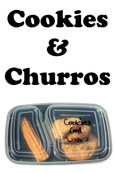 クッキーとチュロス チョコレートチップクッキー メキシコの教会 レストラン食品に移動します 食料の配達 昼食だ 夕食だ パッケージ食品に移動します 白に隔離されてる テキスト用の部屋 — ストック写真