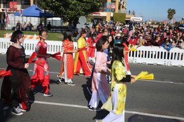 Westminster, California - ABD - 22 Ocak 2023: Küçük Saigon 'da Ay Yeni Yılı' nı kutlamak için düzenlenen Tet Geçidi. Tet Parade 'de şamandıralar, yürüyüş bandoları, aslan dansları, renk muhafızları ve daha fazlası yer alıyor..