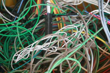 Lake Forest, California - ABD - 7 Mayıs 2023: bakır tel. Geri dönüşüm için elektrik kablosunu parçalayın. Eski elektrik teli. Renkli kabloların dağınık yığını. Çok renkli kabloların ağ karmaşası. Yapı atıkları