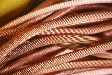 Bakır tel. Eski bakır teli geri dönüşüm için hurdaya çıkar. Demir içermeyen metaller. Elektrik tesisatı. Berilyum bakır kablo. Parlak parlak. Parlak ve Parlak. Elektrik kabloları. Geri dönüşüm.