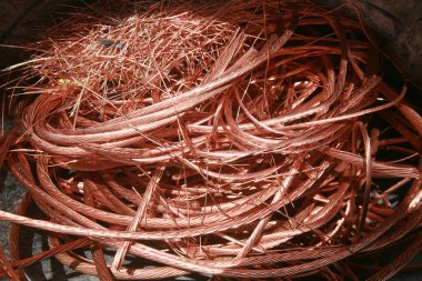 Bakır tel. Eski bakır teli geri dönüşüm için hurdaya çıkar. Demir içermeyen metaller. Elektrik tesisatı. Berilyum bakır kablo. Parlak parlak. Parlak ve Parlak. Elektrik kabloları. Geri dönüşüm.