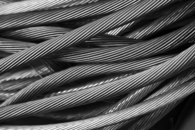 Bakır tel. Eski bakır teli geri dönüşüm için hurdaya çıkar. Demir içermeyen metaller. Elektrik tesisatı. Berilyum bakır kablo. Parlak parlak. Parlak ve Parlak. Elektrik kabloları. Geri dönüşüm.