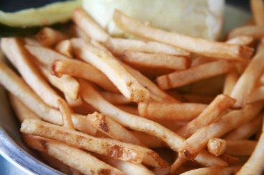 Peynirli pastırmalı burger ve patates kızartması. Hamburger ve patates kızartması. - Öğle yemeği. Siyah bir masada gümüş tabakta taze lezzetli hamburger ve patates kızartması. Patates kızartmalı hamburger ve turşu. Öğle yemeği mi akşam yemeği mi? Fast Food.