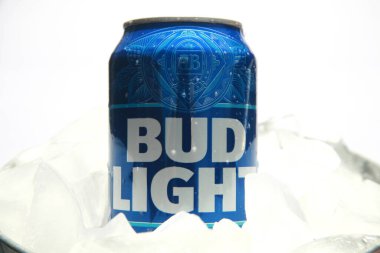 Lake Forest, California - ABD - 29 Nisan 2023: Bud Light. Alüminyum kutu Bud Light. Şirketin Dylan Mulvaney ile yaptığı bir transseksüel aktivist sponsor tarafından boykot edildi. Yazı.