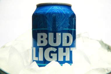 Lake Forest, California - ABD - 29 Nisan 2023: Bud Light. Alüminyum kutu Bud Light. Şirketin Dylan Mulvaney ile yaptığı bir transseksüel aktivist sponsor tarafından boykot edildi. Yazı.