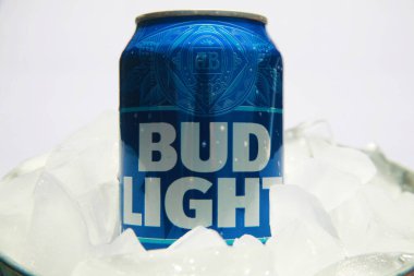 Lake Forest, California - ABD - 29 Nisan 2023: Bud Light. Alüminyum kutu Bud Light. Şirketin Dylan Mulvaney ile yaptığı bir transseksüel aktivist sponsor tarafından boykot edildi. Yazı.