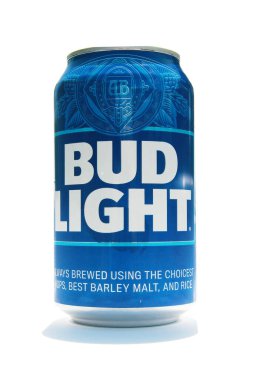 Lake Forest, California - ABD - 29 Nisan 2023: Bud Light. Alüminyum kutu Bud Light. Şirketin Dylan Mulvaney ile yaptığı bir transseksüel aktivist sponsor tarafından boykot edildi. Yazı.