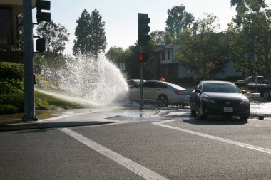 Lake Forest, California - ABD - 26 Nisan 2023: büyük araba kazası. Araba yangın musluğunun üzerinden geçiyor ve su baskınına ve çarpışma tehlikesine neden oluyor. Araba kazası yangın musluğunu tahrip etti..