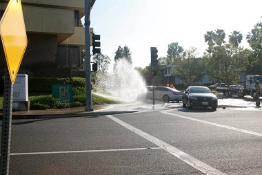 Lake Forest, California - ABD - 26 Nisan 2023: büyük araba kazası. Araba yangın musluğunun üzerinden geçiyor ve su baskınına ve çarpışma tehlikesine neden oluyor. Araba kazası yangın musluğunu tahrip etti..