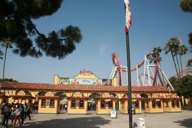Buena Park, Kaliforniya - ABD - Nisan - 27-2023: Knott 's Berry Farm. Düğümlü Berry Farm girişi ve bilet gişeleri. Arka planda Roller Coaster Ride ile Gates Girişi. Herkes için eğlence zamanı..