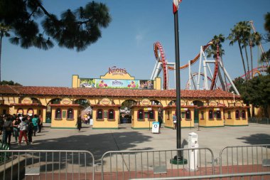 Buena Park, Kaliforniya - ABD - Nisan - 27-2023: Knott 's Berry Farm. Düğümlü Berry Farm girişi ve bilet gişeleri. Arka planda Roller Coaster Ride ile Gates Girişi. Herkes için eğlence zamanı..