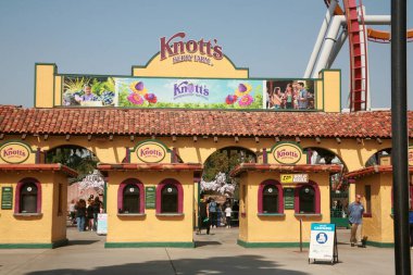 Buena Park, Kaliforniya - ABD - Nisan - 27-2023: Knott 's Berry Farm. Düğümlü Berry Farm girişi ve bilet gişeleri. Arka planda Roller Coaster Ride ile Gates Girişi. Herkes için eğlence zamanı..