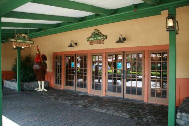 Buena Park, Kaliforniya - ABD - Nisan - 27-2023: Knott 's Berry Farm. Düğümlü Berry Farm girişi ve bilet gişeleri. Knott 'un Tavuk Restoranı girişi ve imzası. Dünya çapında insanlar Knott 'u seviyor..