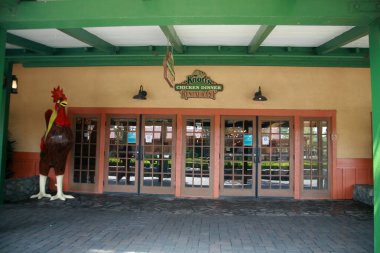 Buena Park, Kaliforniya - ABD - Nisan - 27-2023: Knott 's Berry Farm. Düğümlü Berry Farm girişi ve bilet gişeleri. Knott 'un Tavuk Restoranı girişi ve imzası. Dünya çapında insanlar Knott 'u seviyor..