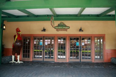 Buena Park, Kaliforniya - ABD - Nisan - 27-2023: Knott 's Berry Farm. Düğümlü Berry Farm girişi ve bilet gişeleri. Knott 'un Tavuk Restoranı girişi ve imzası. Dünya çapında insanlar Knott 'u seviyor..