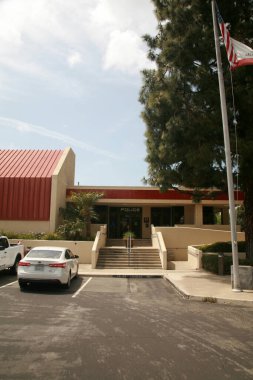 Fountain Valley, Kaliforniya - ABD - 18 Nisan 2023 Fountain Valley Polis Merkezi. Fountain Valley California 'daki otoparkı olan şerifin ofisi. Hizmet ve Koruma.