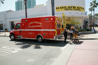 Long Beach - Kaliforniya - ABD - 19 Nisan 2023: Long Beach California Ambulansı, tıbbi bir acil durum için yardıma geldi. İtfaiye ekipleri acil durumlara gerektiği zaman müdahale ederler..