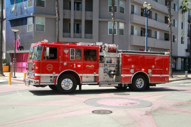 Long Beach - Kaliforniya - ABD - 19 Nisan 2023: Long Beach California İtfaiye Aracı tıbbi bir acil servise yardıma geldi. İtfaiye ekipleri acil durumlara gerektiği zaman müdahale ederler..