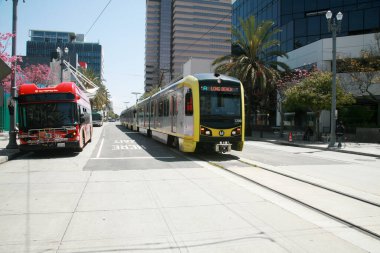 Long Beach - California - ABD - 19 Nisan 2023 Long Beach California 'da otobüs hattı. Otobüsler insanları şehir boyunca çeşitli yerlere götürüyorlar. İnsanlar her gün otobüse binip iniyor..