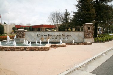Fountain Valley - Kaliforniya - ABD - 18 Nisan 2023: Fountain Valley tabelası. Fountain Valley yaşamak için güzel bir yer. Fountain Valley, Kaliforniya 'nın Orange County şehrinde bir banliyö kentidir. 1957 'de kuruldu.