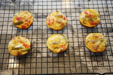 Kahvaltılık yumurtalı kekler. Yumurta bardakları. Düşük karbonhidrat veya Keto diyetinin bir parçası. Kahvaltı yumurtalı kekler lezzetli ve sağlıklı bir yemektir ve yemekler için mükemmeldir. Protein paketlenmiş yumurtalı kek. Keto diyetleri için harikadır..