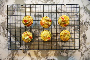 Kahvaltılık yumurtalı kekler. Yumurta bardakları. Düşük karbonhidrat veya Keto diyetinin bir parçası. Kahvaltı yumurtalı kekler lezzetli ve sağlıklı bir yemektir ve yemekler için mükemmeldir. Protein paketlenmiş yumurtalı kek. Keto diyetleri için harikadır..