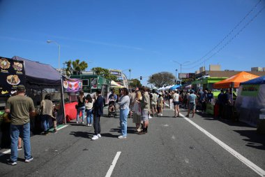 Venice, California - ABD - 3-18-2023: Venedik Festivali yüzlerce yerel sanatçının, marka tasarımcısının çalışmalarını içermektedir. Venedik Festivali halkı her şeyi destekleme konusunda eğitmeye adanmıştır..