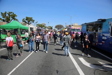Venice, California - ABD - 3-18-2023: Venedik Festivali yüzlerce yerel sanatçının, marka tasarımcısının çalışmalarını içermektedir. Venedik Festivali halkı her şeyi destekleme konusunda eğitmeye adanmıştır..