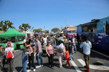 Venice, California - ABD - 3-18-2023: Venedik Festivali yüzlerce yerel sanatçının, marka tasarımcısının çalışmalarını içermektedir. Venedik Festivali halkı her şeyi destekleme konusunda eğitmeye adanmıştır..