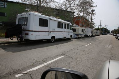 Venedik, Kaliforniya - ABD - 3-18-2023: Venedik, Kaliforniya 'daki Evsizler Kampı. Los Angeles California 'da, karavanın evsiz insanlarında evsiz kampları. Yaklaşık 60.000 kişi evsiz bulunabilir.