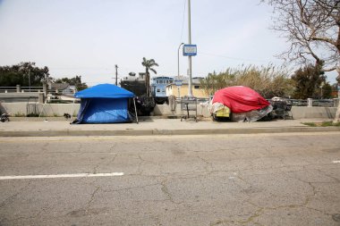 Venedik, Kaliforniya - ABD - 3-18-2023: Venedik, Kaliforniya 'daki Evsizler Kampı. Los Angeles California 'daki evsiz çadır kampları ve evsiz insanlar. Yaklaşık 60.000 kişi evsiz bulunabilir.