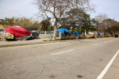 Venedik, Kaliforniya - ABD - 3-18-2023: Venedik, Kaliforniya 'daki Evsizler Kampı. Los Angeles California 'daki evsiz çadır kampları ve evsiz insanlar. Yaklaşık 60.000 kişi evsiz bulunabilir.