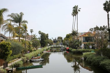 Venice California - 3-18-2023. Venice Kanal Tarihi Bölgesi. Los Angeles, Kaliforniya 'nın Venedik banliyösünde gömülü. İnsan yapımı sulak arazi kanalları, 1905 'te inşa edilmiş Venedik' e eşsiz bir tarih kazandırıyor.