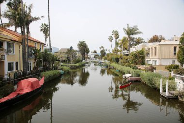 Venice California - 3-18-2023. Venice Kanal Tarihi Bölgesi. Los Angeles, Kaliforniya 'nın Venedik banliyösünde gömülü. İnsan yapımı sulak arazi kanalları, 1905 'te inşa edilmiş Venedik' e eşsiz bir tarih kazandırıyor.