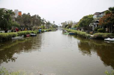 Venice California - 3-18-2023. Venice Kanal Tarihi Bölgesi. Los Angeles, Kaliforniya 'nın Venedik banliyösünde gömülü. İnsan yapımı sulak arazi kanalları, 1905 'te inşa edilmiş Venedik' e eşsiz bir tarih kazandırıyor.