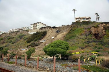 San Clemente, California - ABD - 3-17-2023: Üç uçurum üstü apartman ve San Clemente 'deki bir ev, mülklerin altında bir Land Slide geliştirilmesiyle kırmızı etiket ile işaretlenip boşaltıldı.