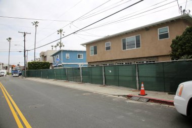 San Clemente, California - ABD - 3-17-2023: Üç uçurum üstü apartman ve San Clemente 'deki bir ev, mülklerin altında bir Land Slide geliştirilmesiyle kırmızı etiket ile işaretlenip boşaltıldı.