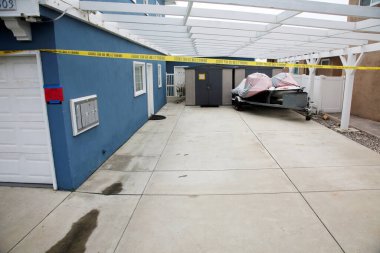 San Clemente, California - ABD - 3-17-2023: Üç uçurum üstü apartman ve San Clemente 'deki bir ev, mülklerin altında bir Land Slide geliştirilmesiyle kırmızı etiket ile işaretlenip boşaltıldı.