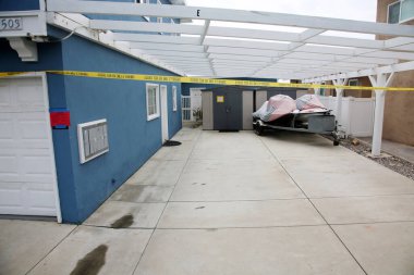 San Clemente, California - ABD - 3-17-2023: Üç uçurum üstü apartman ve San Clemente 'deki bir ev, mülklerin altında bir Land Slide geliştirilmesiyle kırmızı etiket ile işaretlenip boşaltıldı.