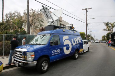 San Clemente, California - ABD - 3-17-2023: Üç uçurum üstü apartman ve San Clemente 'deki bir ev, mülklerin altında bir Land Slide geliştirilmesiyle kırmızı etiket ile işaretlenip boşaltıldı.